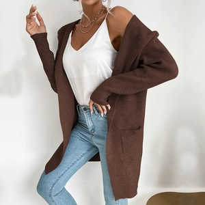 Cardigan in maglia marrone scuro da donna con tasche e polsini a coste per un look casual