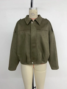 Vue détaillée de la veste courte en similicuir vert olive avec boutons argentés polis