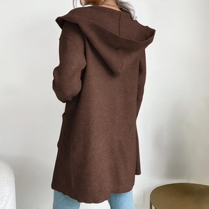 Cardigan lungo da donna in maglia marrone scuro con cappuccio e trama a coste morbida