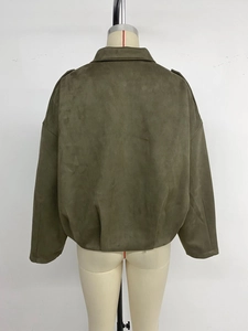 Vue arrière d'une veste courte en suédine vert armée avec épaules tombantes et coupe ample