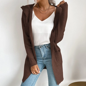 Dettaglio del cardigan marrone con cappuccio, tasche laterali e trama in maglia a coste