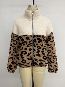 Détail de la veste polaire montrant le haut blanc contrasté et le bas à motif léopard