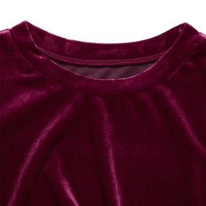 Dettaglio del girocollo e delle cuciture su questo vestito in velluto bordeaux