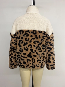 Vue détaillée du dos de la veste en polaire sherpa à imprimé léopard et blocs de couleur