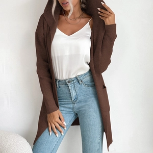 Dettaglio di un cardigan in maglia marrone con cappuccio, maniche lunghe e tasche laterali