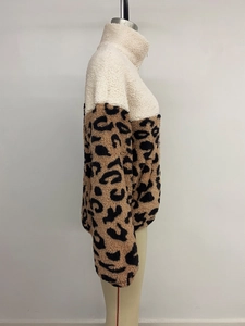 Détail d'une veste en polaire sherpa avec imprimé léopard et texture col montant