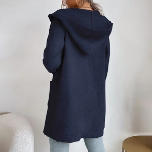 Dettaglio del retro di un cardigan in maglia a coste blu navy con cappuccio ampio e vestibilità morbida