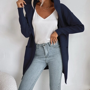 Dettaglio ravvicinato del cardigan blu navy con cappuccio, trama a coste e tasche frontali
