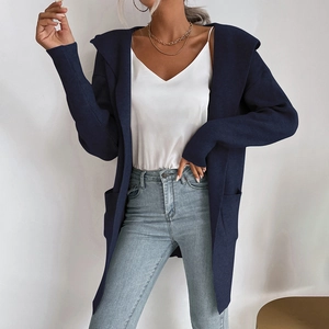 Dettaglio del cardigan in maglia blu scuro con cappuccio, trama a coste e tasche