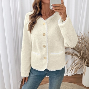 Schicke cremefarbene Fleecejacke für Damen mit Spitzenbesatz und goldenen Knöpfen