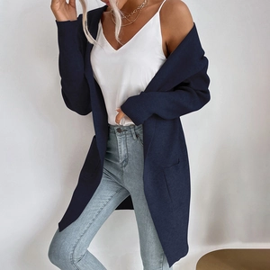 Dettaglio della maglia del cardigan blu navy con tasche laterali e stile aperto