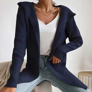 Dettaglio del cardigan con cappuccio in maglia a coste blu scuro e vestibilità comoda