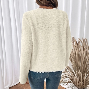 Damen Fleecejacke in Creme mit eleganter Spitzenteilung und gemütlicher Textur