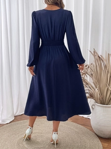 Vue arrière d'une robe mi-longue bleu marine à manches longues et détails plissés
