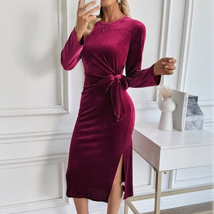 Elegantes weinrotes Samtkleid mit langen Ärmeln, Taillenschleife und hohem Seitenschlitz