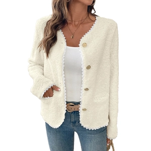 Damen Fleecejacke in Cremeweiß mit Spitzenbesatz und Goldknöpfen für Herbst und Winter