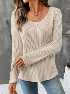 Texture détaillée du pull beige en maille côtelée à manches longues et col rond décontracté