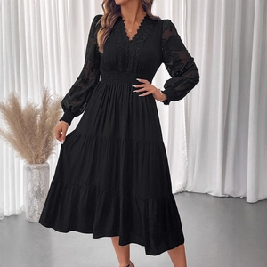 Robe noire élégante à col en V, dentelle, manches bouffantes et jupe à plusieurs étages