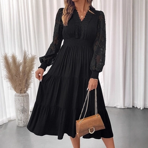Robe midi noire élégante avec col en V, dentelle et manches longues en résille brodée
