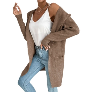 Cardigan lungo in maglia marrone da donna con top in raso bianco e jeans celesti