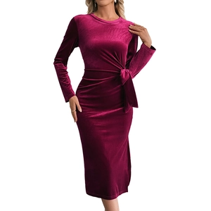 Elegantes bordeauxrotes Samtkleid in Midilänge mit Langarm, Taillenschleife und Beinschlitz