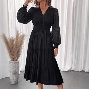 Robe noire élégante à col en V en dentelle avec manches longues et jupe à plusieurs niveaux