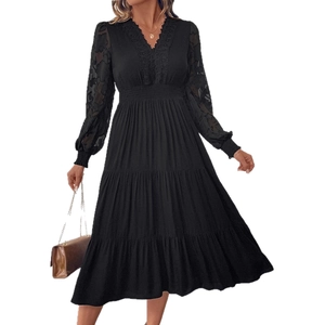 Robe noire élégante à col en V avec manches en dentelle et jupe à plusieurs niveaux