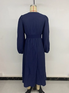Vue détaillée de la taille élastique et des poignets d'une robe midi bleu marine