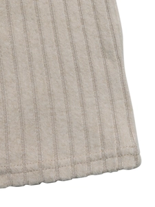 Détail de la texture en maille côtelée beige et couture double de qualité sur l'ourlet