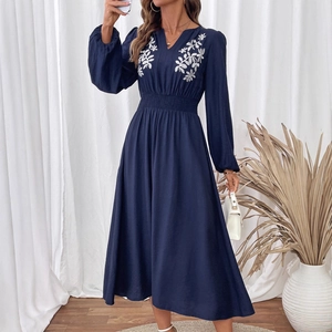 Robe longue bleu marine élégante à col en V avec broderie blanche et manches lanternes