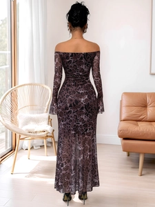 Vue de dos de la robe léopard en tulle avec épaules dénudées et manches longues
