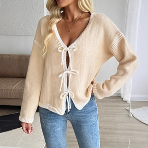 Cardigan en tricot crème chic avec nœuds blancs et bordure contrastée