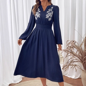 Robe midi bleu marine de style ethnique français avec col en V et broderies florales élégantes