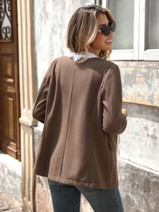 Vista posteriore di un blazer marrone a maniche lunghe con colletto in pizzo e cucitura