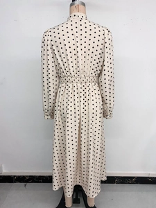 Détail de la taille élastiquée froncée sur cette robe beige vintage à pois et manches