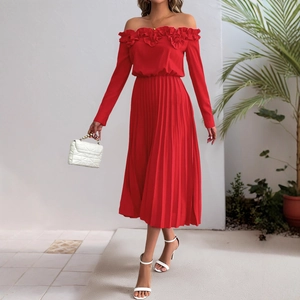 Élégante robe midi rouge à épaules dénudées avec plis, dentelle et manches longues