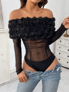Detail eines schulterfreien Mesh-Bodys mit 3D-Blumenapplikationen und drapiertem Bund