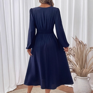 Robe mi-longue évasée style français bleu marine à col en V et manches longues
