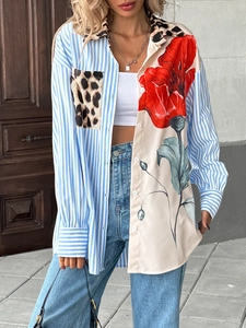 Dettaglio camicia patchwork con strisce blu, stampa floreale e colletto con motivo leopardato