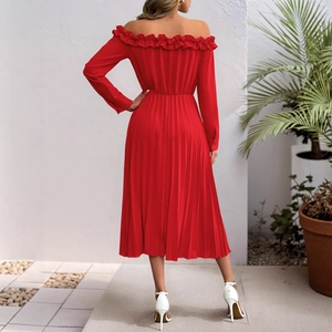 Élégante robe midi rouge à épaules dénudées avec volants en dentelle et manches longues