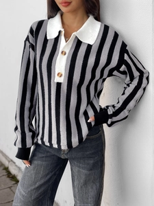 Vue détaillée du pull en maille rayé avec un col polo blanc et des boutons en ambre