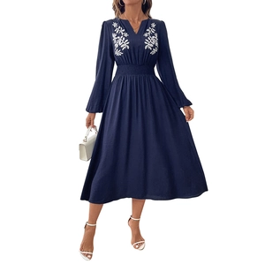 Robe midi bleu marine de style ethnique avec col V, broderie florale blanche et manches bouffantes