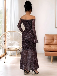Vue arrière d'une robe maxi en mesh à imprimé léopard rétro français et épaules dénudées