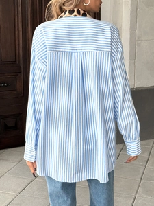 Dettaglio del colletto leopardato e del retro a righe blu della camicia casual