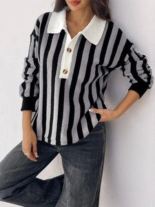 Détail d'un pull polo en maille rayée avec col contrasté et patte de boutonnage