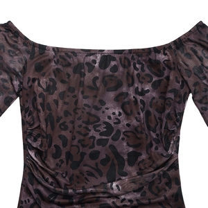 Détail de la robe en maille léopard à épaules dénudées avec élégants froncés latéraux