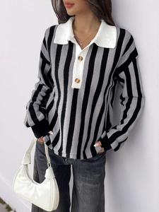 Détail d'un pull polo en maille rayée avec col blanc et patte de boutonnage contrastée