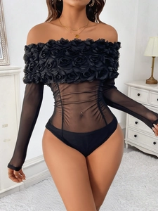 Detail eines schulterfreien Mesh-Bodysuits mit 3D-Rosen und transparenten Ärmeln