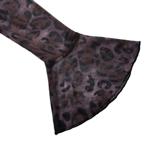 Détail du tissu en maille transparente à motif léopard avec manches évasées élégantes