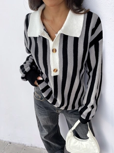 Détail du pull polo en maille à rayures avec col contrasté et boutons ambre élégants